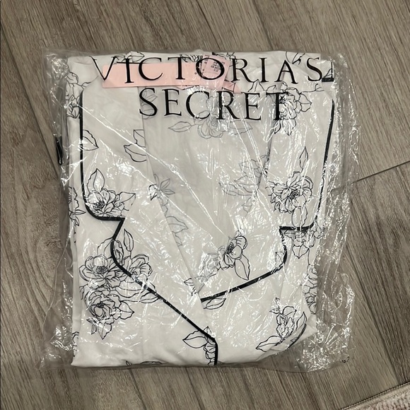 Victoria's Secret Other - Victoria's Secret White Floral Pajama Set